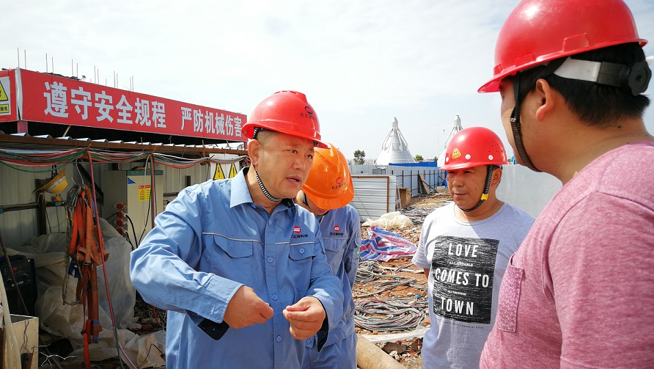 2018年5月2日，股份公司副總裁黃鐵民對科技公司項目現(xiàn)場進行安全檢查.jpg